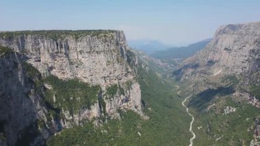Vikos geçidi ve Pindus Dağları, Zagori, Epirus, Yunanistan 'ın inanılmaz hava manzarası