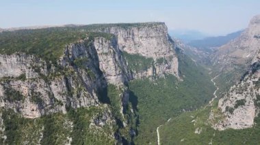 Vikos geçidi ve Pindus Dağları, Zagori, Epirus, Yunanistan 'ın inanılmaz hava manzarası