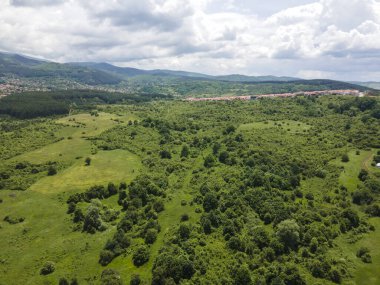 Bulgaristan 'ın Pernik bölgesindeki Rudartsi Köyü yakınlarındaki Vitosha Dağı' nın şaşırtıcı hava manzarası