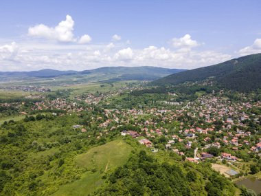 Bulgaristan 'ın Pernik bölgesindeki Rudartsi Köyü yakınlarındaki Vitosha Dağı' nın şaşırtıcı hava manzarası