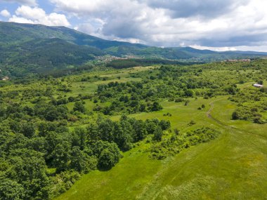 Bulgaristan 'ın Pernik bölgesindeki Rudartsi Köyü yakınlarındaki Vitosha Dağı' nın şaşırtıcı hava manzarası