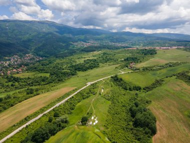 Bulgaristan 'ın Pernik bölgesindeki Rudartsi Köyü yakınlarındaki Vitosha Dağı' nın şaşırtıcı hava manzarası
