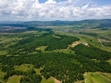 Bulgaristan 'ın Pernik bölgesindeki Rudartsi Köyü yakınlarındaki Vitosha Dağı' nın şaşırtıcı hava manzarası