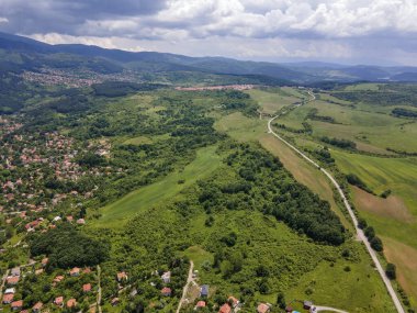 Bulgaristan 'ın Pernik bölgesindeki Rudartsi Köyü yakınlarındaki Vitosha Dağı' nın şaşırtıcı hava manzarası