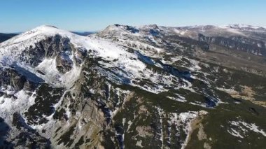 Bulgaristan 'ın Mechit ve Popova Kapa zirveleri yakınlarındaki Rila Dağı' nın şaşırtıcı sonbahar manzarası