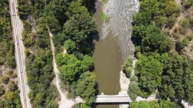 Bulgaristan 'ın Kresna Vadisi' nden geçen Struma Nehri 'nin havadan görüntüsü