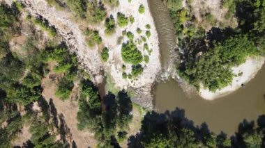 Bulgaristan 'ın Kresna Vadisi' nden geçen Struma Nehri 'nin havadan görüntüsü