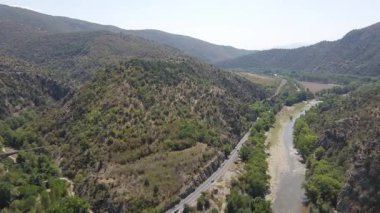 Bulgaristan 'ın Kresna Vadisi' nden geçen Struma Nehri 'nin havadan görüntüsü