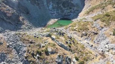 Bulgaristan 'ın Malyovitsa Gölleri yakınlarındaki Rila Dağı' nın Sonbahar Havası manzarası