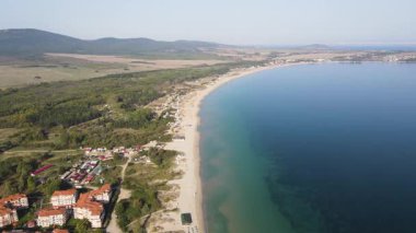 Bulgaristan 'ın Burgaz Bölgesi' nin Sozopol kasabası yakınlarındaki Gradina (Bahçe) plajının havadan manzarası 