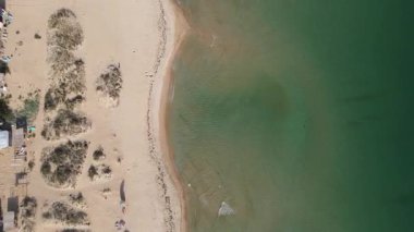 Bulgaristan 'ın Burgaz Bölgesi' nin Sozopol kasabası yakınlarındaki Gradina (Bahçe) plajının havadan manzarası 