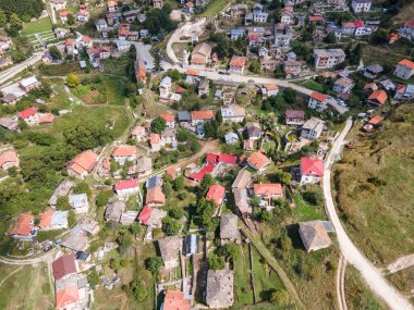 Bulgaristan 'ın Filibe Bölgesi, Otantik 19. yüzyıl evleriyle Lilkovo Köyü' nün inanılmaz manzarası