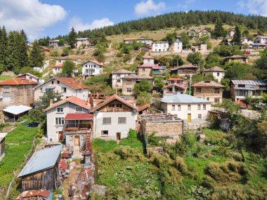 Bulgaristan 'ın Filibe Bölgesi, Otantik 19. yüzyıl evleriyle Lilkovo Köyü' nün inanılmaz manzarası