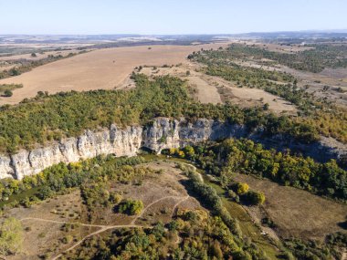 Bulgaristan 'ın Lovech Bölgesi' ndeki Aglen köyü yakınlarından geçen Vit Nehri 'nin şaşırtıcı hava manzarası