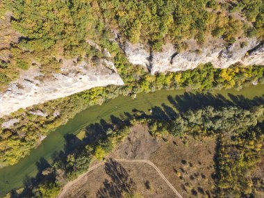 Bulgaristan 'ın Lovech Bölgesi' ndeki Aglen köyü yakınlarından geçen Vit Nehri 'nin şaşırtıcı hava manzarası