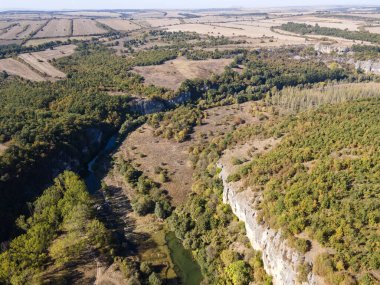 Bulgaristan 'ın Lovech Bölgesi' ndeki Aglen köyü yakınlarından geçen Vit Nehri 'nin şaşırtıcı hava manzarası