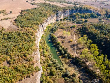 Bulgaristan 'ın Lovech Bölgesi' ndeki Aglen köyü yakınlarından geçen Vit Nehri 'nin şaşırtıcı hava manzarası