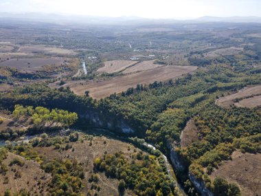 Bulgaristan 'ın Lovech Bölgesi' ndeki Aglen köyü yakınlarından geçen Vit Nehri 'nin şaşırtıcı hava manzarası