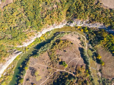 Bulgaristan 'ın Lovech Bölgesi' ndeki Aglen köyü yakınlarından geçen Vit Nehri 'nin şaşırtıcı hava manzarası