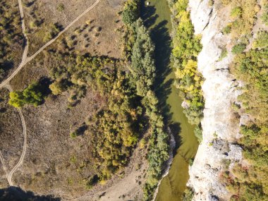 Bulgaristan 'ın Lovech Bölgesi' ndeki Aglen köyü yakınlarından geçen Vit Nehri 'nin şaşırtıcı hava manzarası