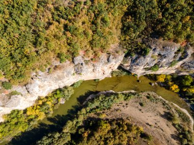 Bulgaristan 'ın Lovech Bölgesi' ndeki Aglen köyü yakınlarından geçen Vit Nehri 'nin şaşırtıcı hava manzarası