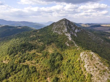 Bulgaristan 'ın Pernik Bölgesi Dragovski kamak Tepesi yakınlarındaki Greben Dağı' nın şaşırtıcı sonbahar manzarası
