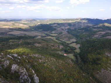Bulgaristan 'ın Pernik Bölgesi Dragovski kamak Tepesi yakınlarındaki Greben Dağı' nın şaşırtıcı sonbahar manzarası