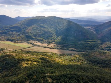 Bulgaristan 'ın Pernik Bölgesi Dragovski kamak Tepesi yakınlarındaki Greben Dağı' nın şaşırtıcı sonbahar manzarası