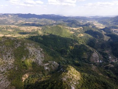 Bulgaristan 'ın Pernik Bölgesi Dragovski kamak Tepesi yakınlarındaki Greben Dağı' nın şaşırtıcı sonbahar manzarası