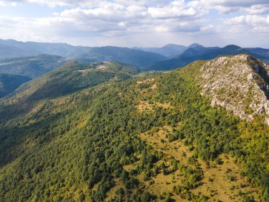 Bulgaristan 'ın Pernik Bölgesi Dragovski kamak Tepesi yakınlarındaki Greben Dağı' nın şaşırtıcı sonbahar manzarası