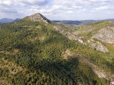 Bulgaristan 'ın Pernik Bölgesi Dragovski kamak Tepesi yakınlarındaki Greben Dağı' nın şaşırtıcı sonbahar manzarası