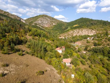 Bulgaristan 'ın Pernik Bölgesi Dragovski kamak Tepesi yakınlarındaki Greben Dağı' nın şaşırtıcı sonbahar manzarası