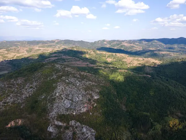 Bulgaristan 'ın Pernik Bölgesi Dragovski kamak Tepesi yakınlarındaki Greben Dağı' nın şaşırtıcı sonbahar manzarası