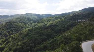 Bulgaristan 'ın Blagoevgrad bölgesinin Delchevo köyünün hava manzarası