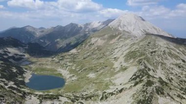 Bulgaristan 'ın Vihren Tepesi yakınlarındaki Pirin Dağı' nın şaşırtıcı hava manzarası