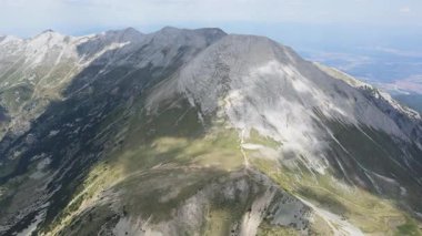 Bulgaristan 'ın Vihren Tepesi yakınlarındaki Pirin Dağı' nın şaşırtıcı hava manzarası
