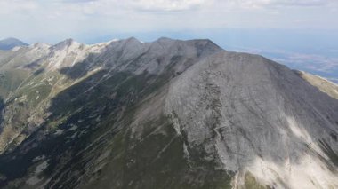 Bulgaristan 'ın Vihren Tepesi yakınlarındaki Pirin Dağı' nın şaşırtıcı hava manzarası