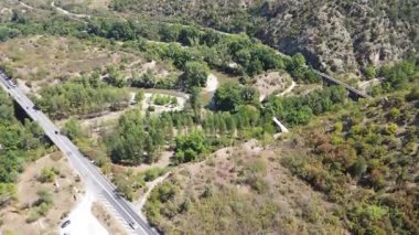 Bulgaristan 'ın Kresna Vadisi' nden geçen Struma Nehri 'nin havadan görüntüsü
