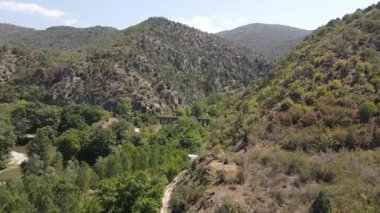 Bulgaristan 'ın Kresna Vadisi' nden geçen Struma Nehri 'nin havadan görüntüsü