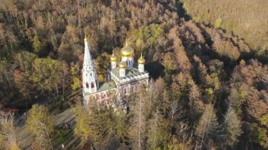 Bulgaristan 'ın Stara Zagora bölgesindeki Shipka kasabasındaki Rus kilisesi olarak bilinen Shipka Manastırı' nın hava manzarası