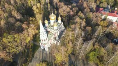 Bulgaristan 'ın Stara Zagora bölgesindeki Shipka kasabasındaki Rus kilisesi olarak bilinen Shipka Manastırı' nın hava manzarası
