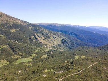 Bulgaristan 'ın Granchar Gölü yakınlarındaki Rila Dağı' nın İnanılmaz Yaz Manzarası