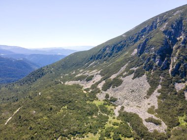 Bulgaristan 'ın Granchar Gölü yakınlarındaki Rila Dağı' nın İnanılmaz Yaz Manzarası