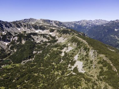 Bulgaristan 'ın Granchar Gölü yakınlarındaki Rila Dağı' nın İnanılmaz Yaz Manzarası