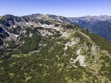 Bulgaristan 'ın Granchar Gölü yakınlarındaki Rila Dağı' nın İnanılmaz Yaz Manzarası