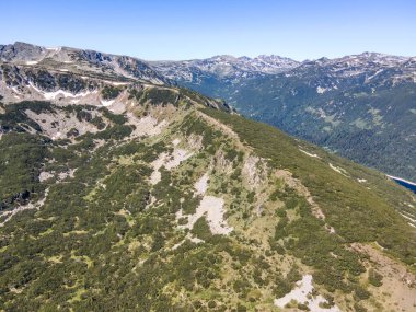 Bulgaristan 'ın Granchar Gölü yakınlarındaki Rila Dağı' nın İnanılmaz Yaz Manzarası