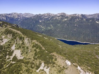 Bulgaristan 'ın Granchar Gölü yakınlarındaki Rila Dağı' nın İnanılmaz Yaz Manzarası