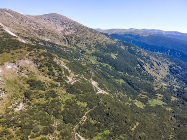 Bulgaristan 'ın Granchar Gölü yakınlarındaki Rila Dağı' nın İnanılmaz Yaz Manzarası