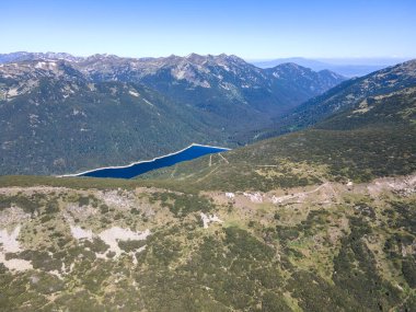 Bulgaristan 'ın Granchar Gölü yakınlarındaki Rila Dağı' nın İnanılmaz Yaz Manzarası