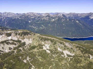 Bulgaristan 'ın Granchar Gölü yakınlarındaki Rila Dağı' nın İnanılmaz Yaz Manzarası